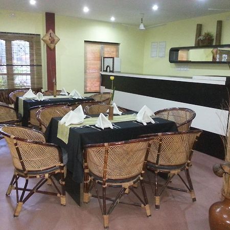 Aquarock Hotel Kazhakuttam エクステリア 写真
