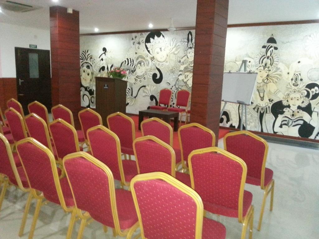 Aquarock Hotel Kazhakuttam エクステリア 写真