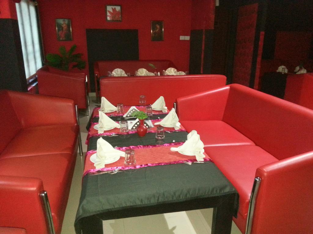 Aquarock Hotel Kazhakuttam エクステリア 写真