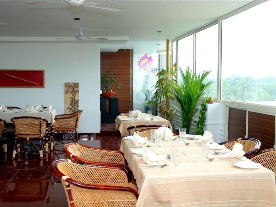 Aquarock Hotel Kazhakuttam エクステリア 写真