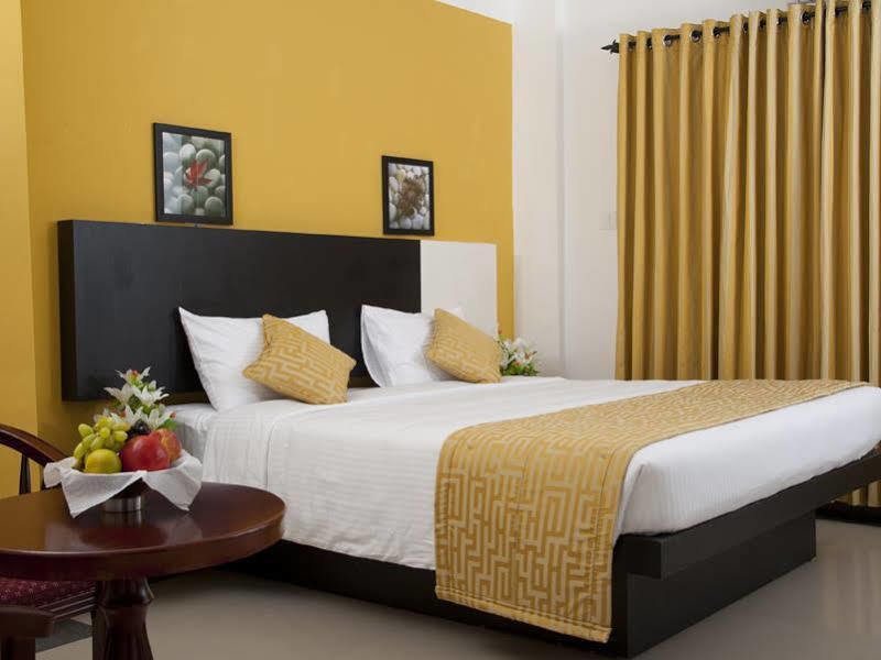 Aquarock Hotel Kazhakuttam エクステリア 写真